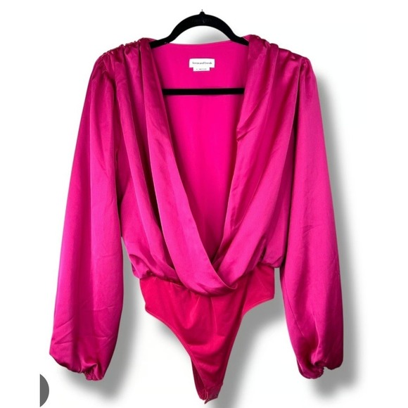 Lovers and Friends Tops - NWT Lovers and Friends Pink Crepe Satin Surplice Blouson Sleeves Bodysuit Small